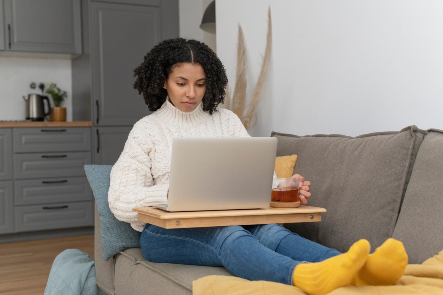 Espacio de trabajo moderno con análisis financiero